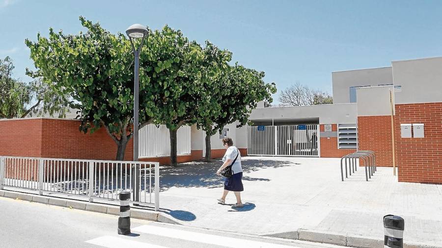 Exterior de la Escola Cambrils, ubicada en el Vial del Cavet, que en la actualidad tiene 400 alumnos. FOTO: Alba Mariné
