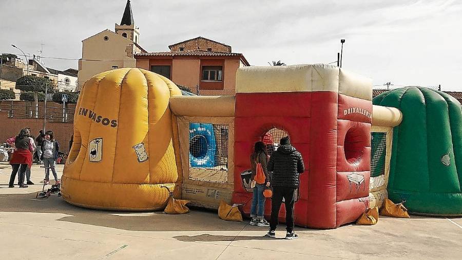 Els més petits dels Garidells van poder gaudir ahir al matí d’uns inflablesamb missatge. FOTO: ÀNGEL JUANPERE