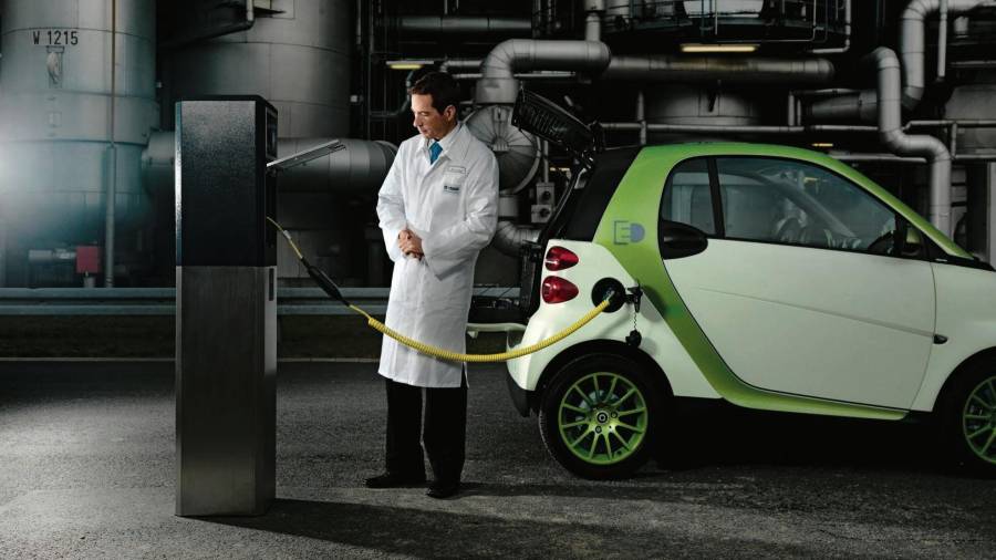 La mayoría de coches eléctricos utilizan batería de ion de litio. FOTO: Cedida