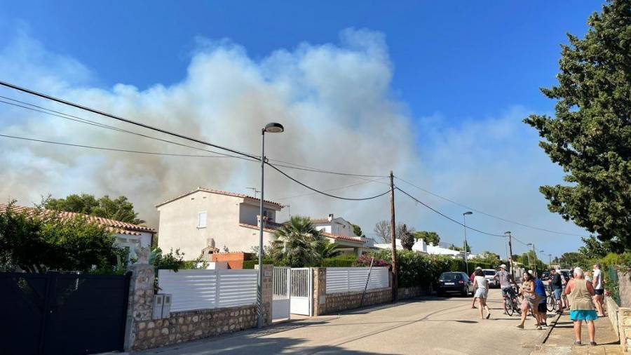 Imatge del fum provocat per l'incendi des de l'Urbanització de Calafat. Foto: A. Mariné