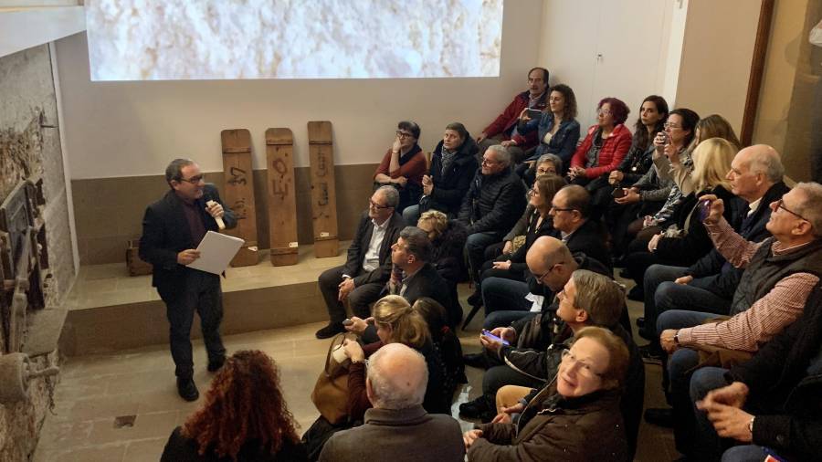 Gerard Martí, director del Museu d’Història de Cambrils, explicó los orígenes del antiguo obrador a los cambrilenses que asistieron al acto. FOTO: C.SIERRA