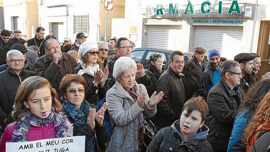 Protesta ciudadana ante la farmacia que regentaba Enrique Gheron en Torreforta. Foto: Ll. M.