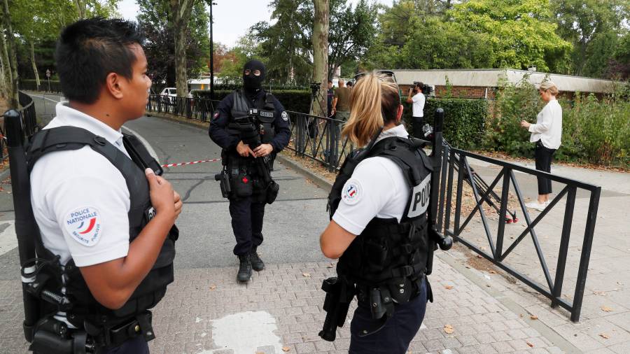 Miembros de la policía establecen un perímetro de seguridad cerca de la zona en la que se produjo un ataque con cuchillo en Trappes, cerca de París, Francia