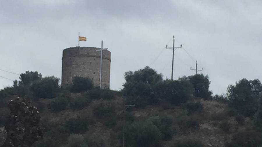 La bandera espa&ntilde;ola en la torre del Puig.