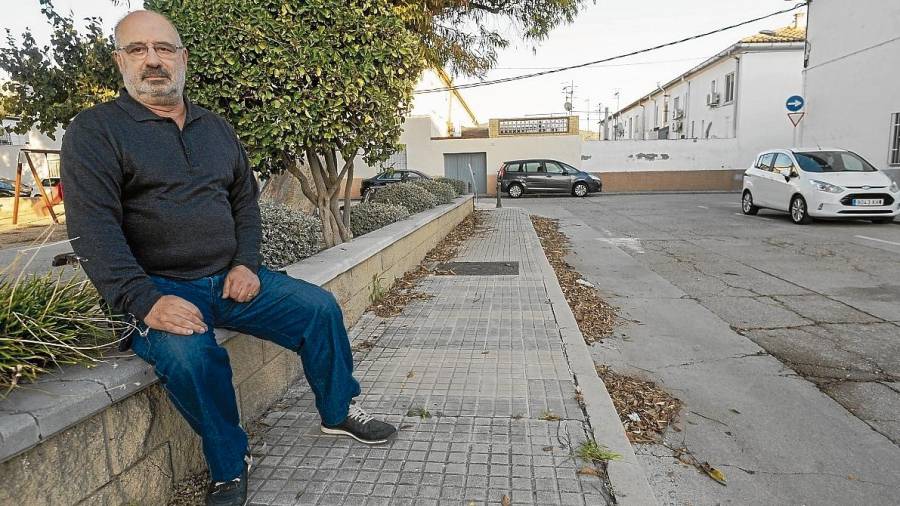 Josep Rodríguez, al carrer dedicat al seu avi, al barri del Temple de Tortosa. FOTO: JOAN REVILLAS