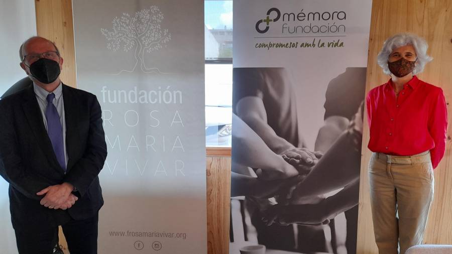 El director de la Fundació Mémora, Joan Berenguer, i la presidenta de la Fundació Rosa M. Vivar, Margarita Oliva, han estat els responsables de firmar l'acord. Foto: Cedida