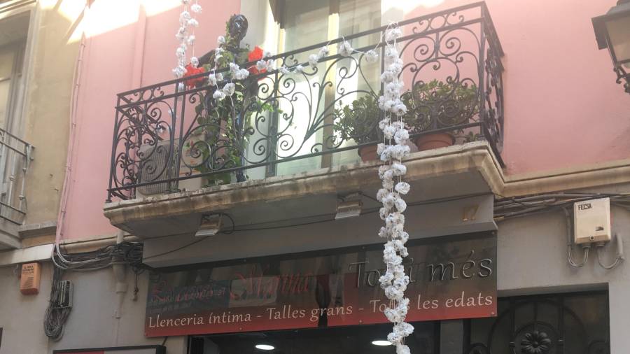 La botiga Les Coses de Marina ubicada al carrer Jaume Huguet i que és el primer any que hi participa. FOTO: CEDIDALES VEÏNES QUE HAN FET LA INSTAL·LACIÓ AL CARRER DELS JUEUS AMB EL NOM “LA CANDELA DINS VALLS”. FOTO: CEDIDA