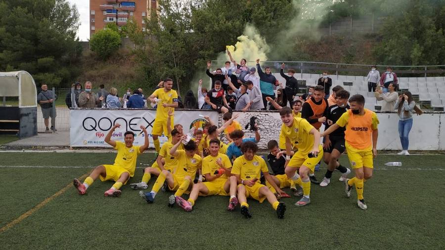 Los jugadores del Juvenil A de la Floresta celebran la teórica salvación. Foto: cedida