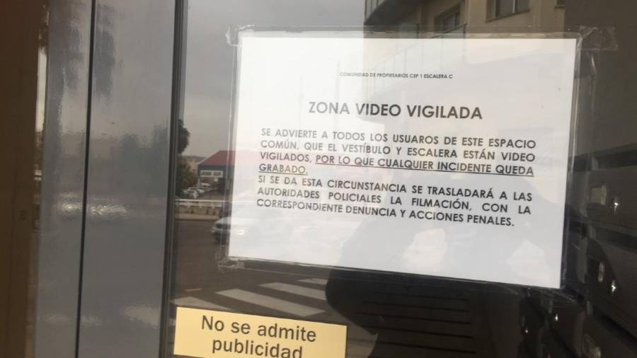 Los vecinos han colocado cámaras en el edificio.