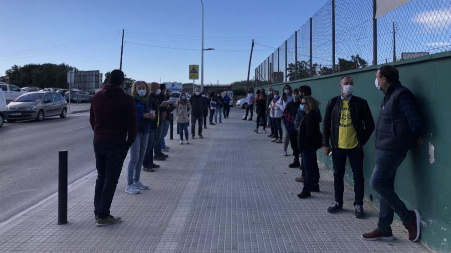Els professors van sortir ahir a l’exterior de l’Institut Dertosa, al barri de Ferreries de Tortosa. FOTO: M. PALLÁS