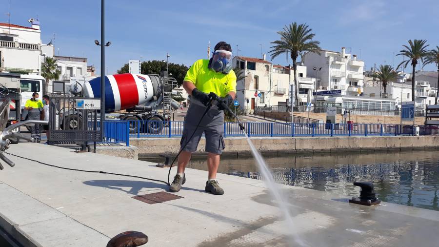 Un operari netejant i desinfectant el port, amb un producte ecològic ahir al matí. FOTO: CEMEX