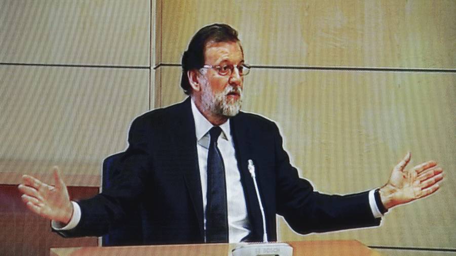 Imagen capturada de la señal de vídeo institucional que muestra al presidente del Gobierno, Mariano Rajoy, durante su declaración como testigo en la Audiencia Nacional. Foto: EFE