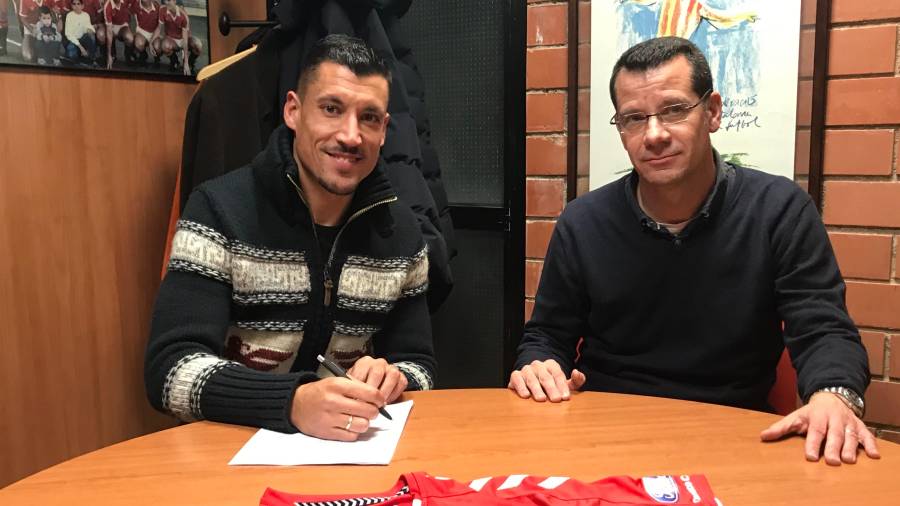 Imagen de Rueda firmando su nuevo contrato con el Nàstic. Cedida