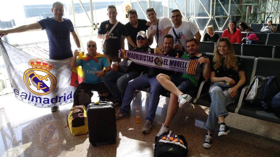 Los aficionados de El Morell, en el aeropuerto, durante su viaje hacia Kiev. FOTO: Cedida