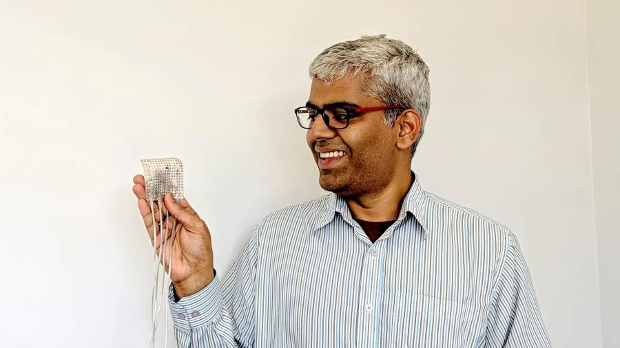 Gopala K. Anumanchipalli, uno de los científicos participantes en el estudio, con el aparato. FOTO: EFE