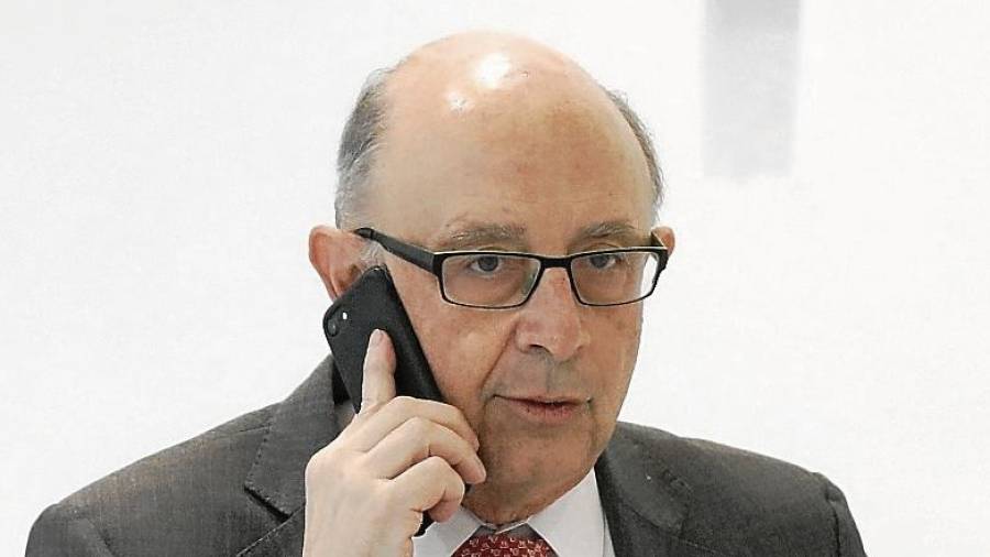 El ministro de Hacienda, Cristóbal Montoro, espera cerrar el acuerdo que incluya un aumento del 9% en tres años. FOTO: kiko huesca/efe