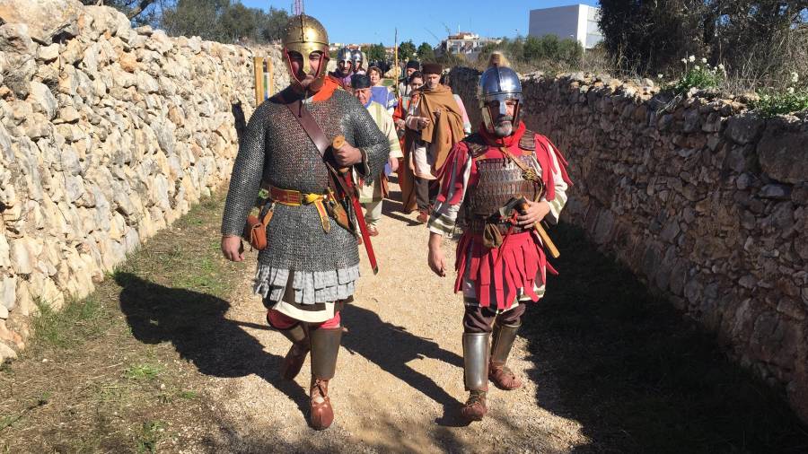 Personajes romanos recorren la Vía Augusta de El Vendrell.