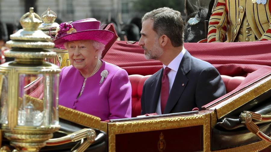 La reina Isabel II junto al rey Felipe llegan en coche de caballos al Grand Hall del Palacio de Buckingham, en Londres. Foto: ballesteros/efe