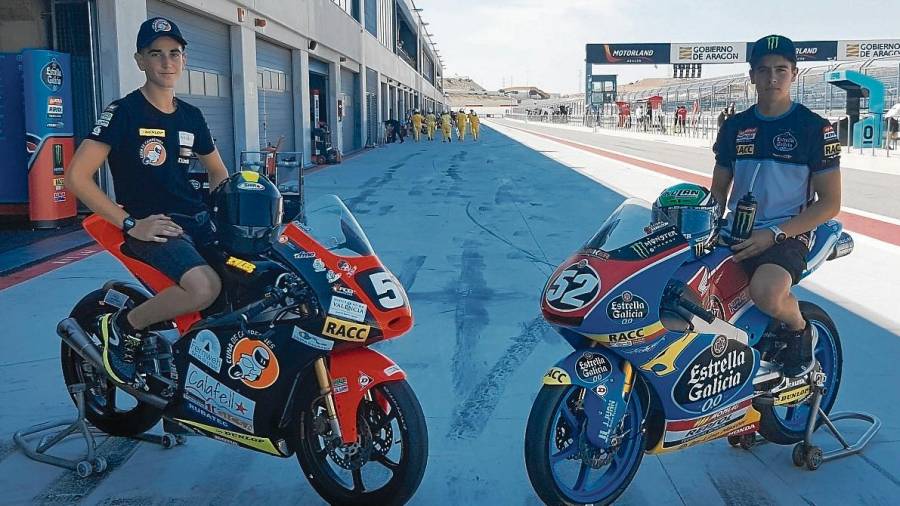 Alex Toledo (izquierda), Jeremy Alcoba (derecha) y sus motos en el pit lane de Motorland. FOTO: Iván jerez