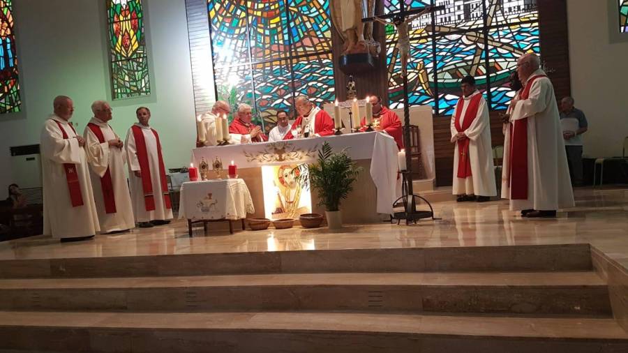 La misa oficiada para recibir a las reliquias en Calafell.