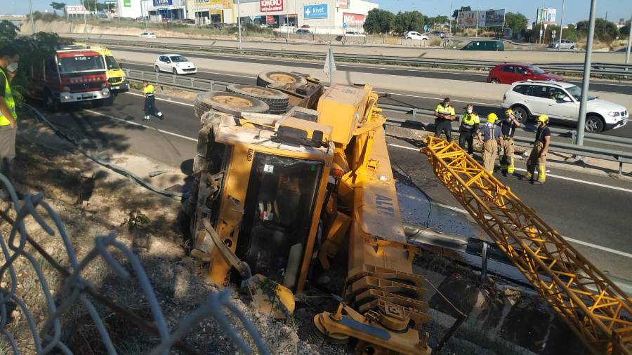 Vuelca un camión grúa en la autovía A.-7, a la altura de Les Gavarres. Foto: C. P.