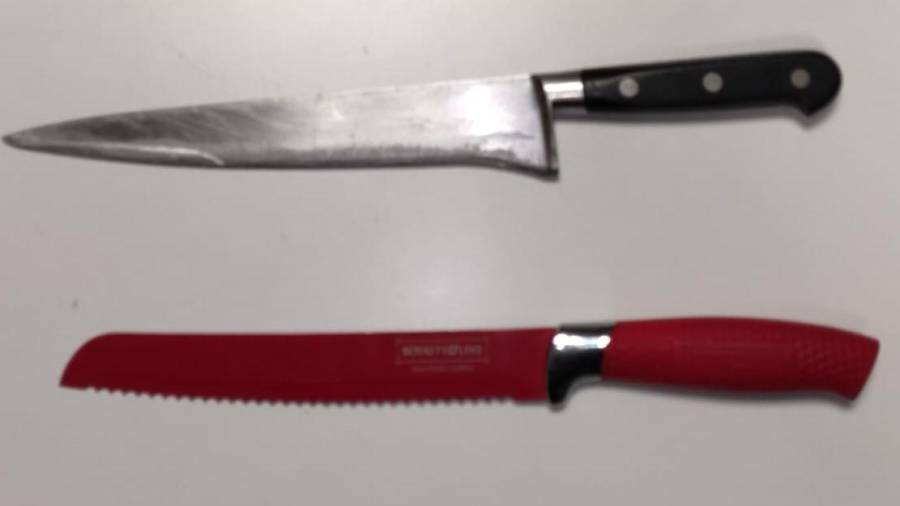 Los dos cuchillos que llevaba el presunto ladrón. FOTO: DT