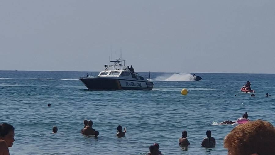 La patrullera en aguas de Cunit.