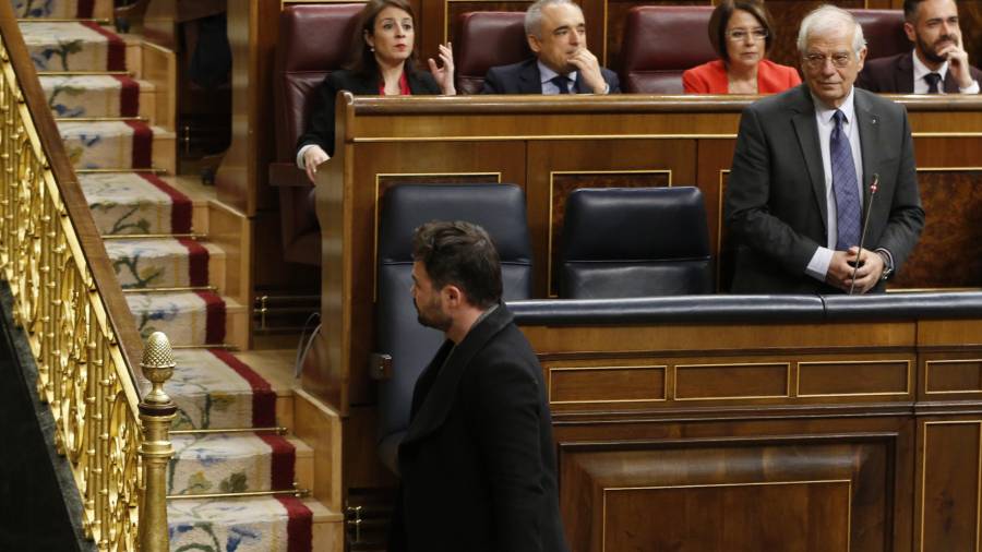 Rufian abandona el Congrés pel davant de Josep Borreal. JAVIER LIZÓN (EFE)