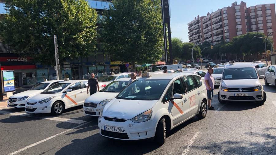Imagen de los taxis bloqueando la plaza Imperial Tarraco esta mañana. Alfredo González