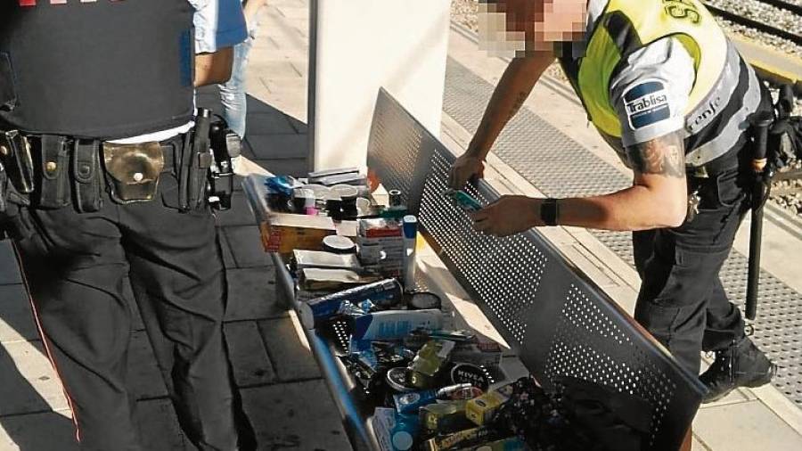 Un vigilante recuenta el género intervenido en la estación de Sant Vicenç de Calders. FOTO: DT