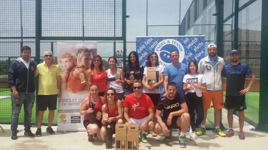 Campeones -a excepción de Casas y Ramírez- y finalistas en Puigpelat. FOTO: Federació Catalana de Pádel