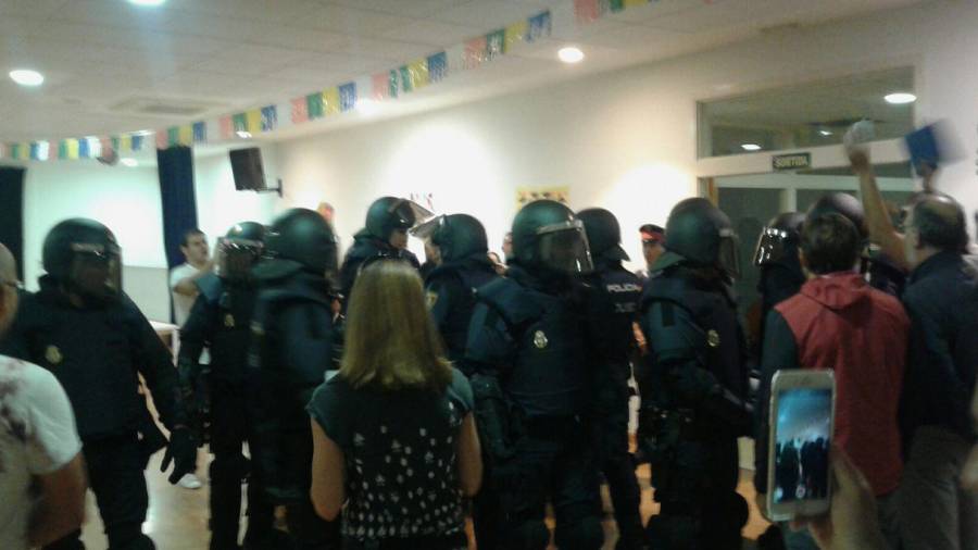 La policia Nacional ha entrat a la força a l'Institut Campclar. Foto: N.M