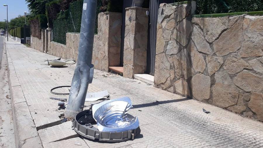 La farola rota en la calle Josep Clarà. el conductor y autor de los disparos habría sufrido el accidente. FOTO: DT