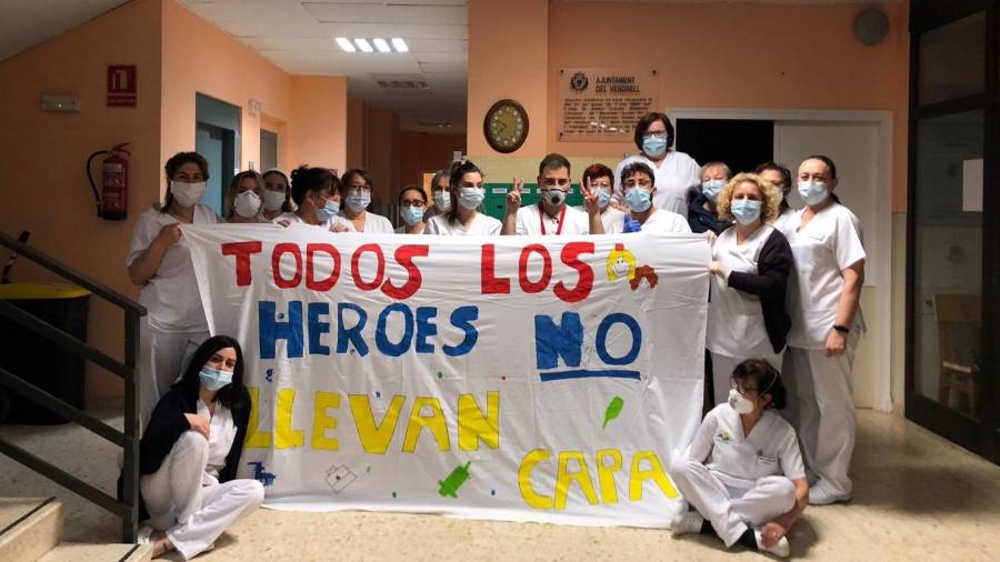 Los trabajadores de la residencia La Muntanyeta posan con una pancarta en la que reza el lema: «Todos los héroes no llevan capa». FOTO: CEDIDA