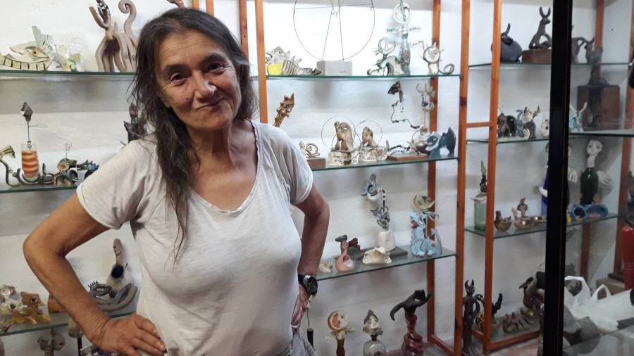 Maravilla Sáez, en su taller de la calle Portella, con sus cerámicas y esculturas. FOTO: M. VICTÒRIA BERTRAN
