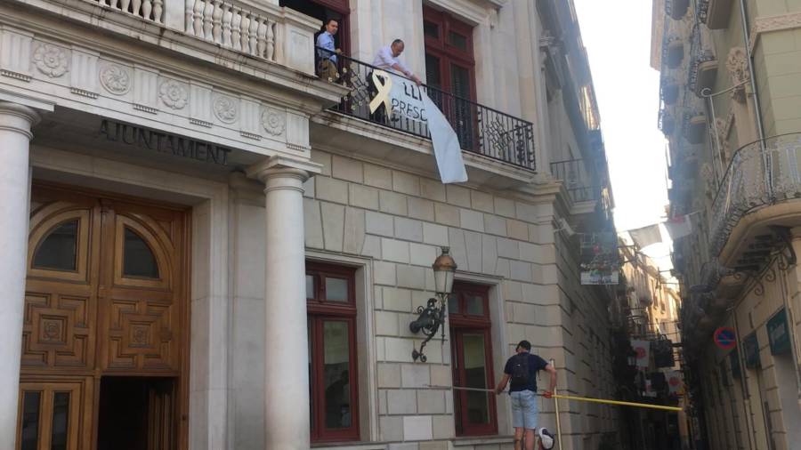 El alcalde intentó impedir que arrancaran la pancarta del balcón del Ayuntamiento. FOTO: cedida