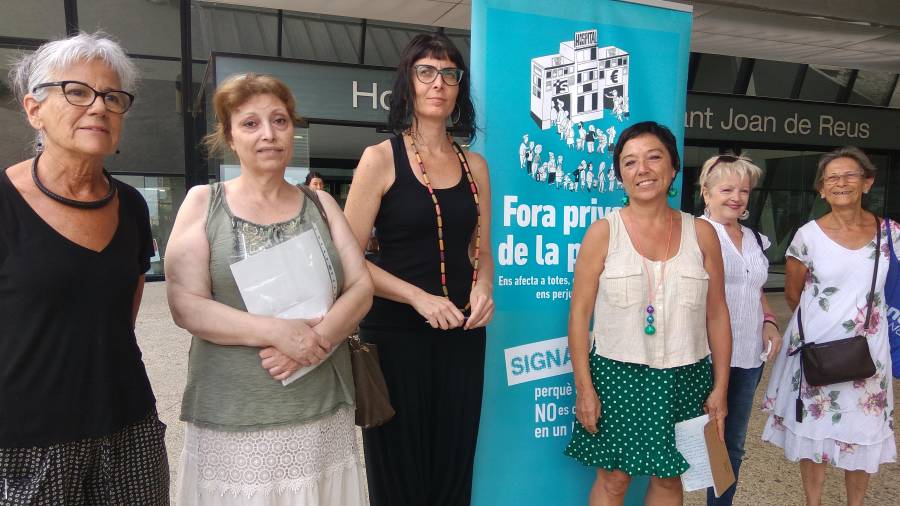 Fina Fernández, la segunda por la izquierda, durante la rueda de prensa frente a las puertas del Hospital de Reus. Foto: CUP