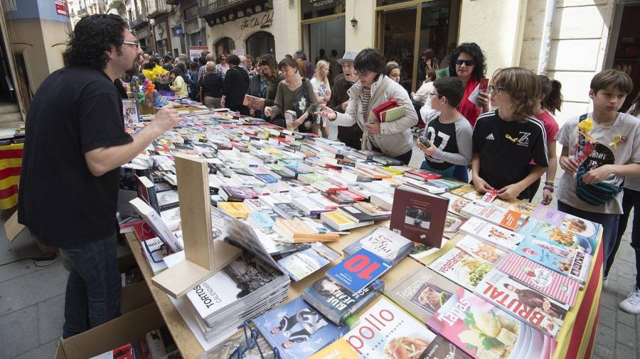 Parades de llibres a Tortosa. REVILLAS