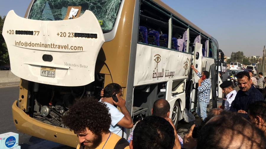 Así quedó el autobús turístico tras estallar el artefacto explosivo. FOTO: mohamed hossam/efe
