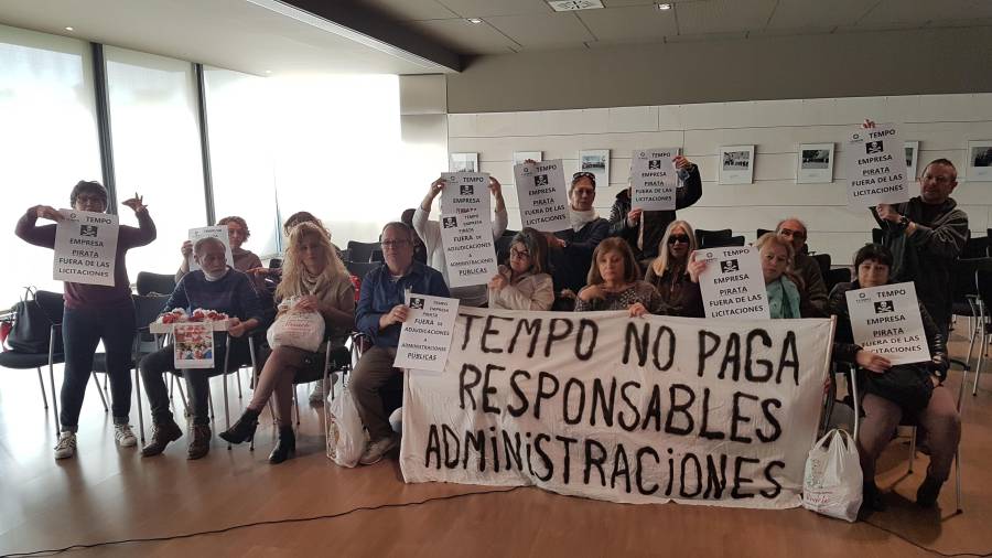 Una veintena de trabajadores reivindicaron su situación laboral en el plenario de Salou de diciembre. FOTO: EDUARD CASTAÑO/DT