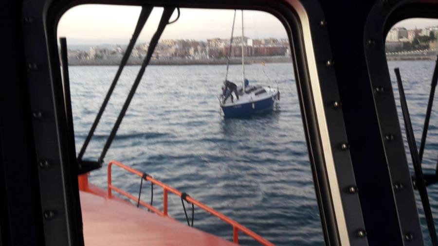 Momento del rescate del velero de Tarragona. Foto: Salvamento Marítimo