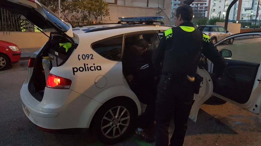 Imagen de archivo de un arresto de la Guàrdia Urbana de Tarragona. FOTO: Héctor Paredes
