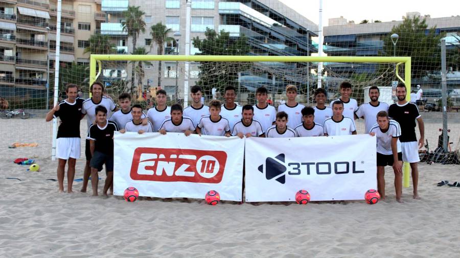 Los participantes en la primera Selección Enzo10 Sub20 en la playa de la Paella de Torredembarra.