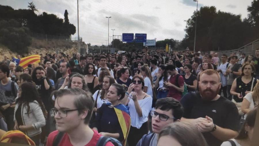 Manifestantes en la A-7 en Tarragona, a la altura del kilómetro 1.162. FOTO: Alba Mariné