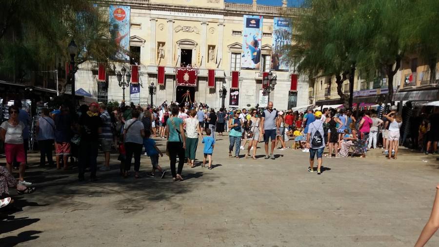 Aspecte de la plaça de la Font a les 12 h del dia de Santa Tecla, lluny de les ocupacions del migdia d’altres poblacions. foto: j.b.