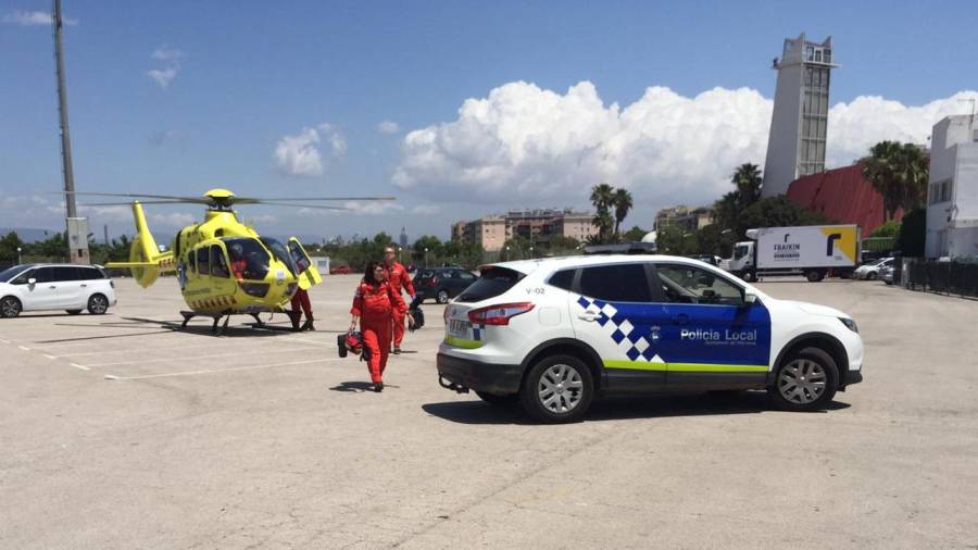 Los médicos del helicóptero en el momento de llegar a La Pineda. FOTO: DT