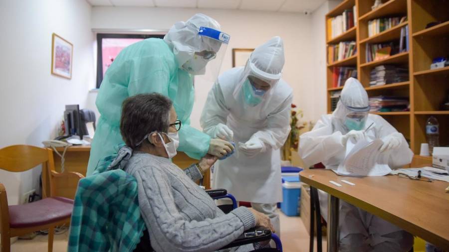 Varios sanitarios realizan análisis en una residencia de personas mayores, durante la lucha contra la pandemia. FOTO: SALUT
