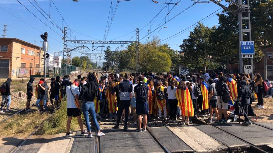 Imagen de los más de 200 jóvenes cortando la vía del tren en Reus. Foto: A.G.
