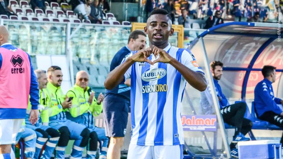 Pepín celebra uno de los dos tantos conseguidos con el Pescara.