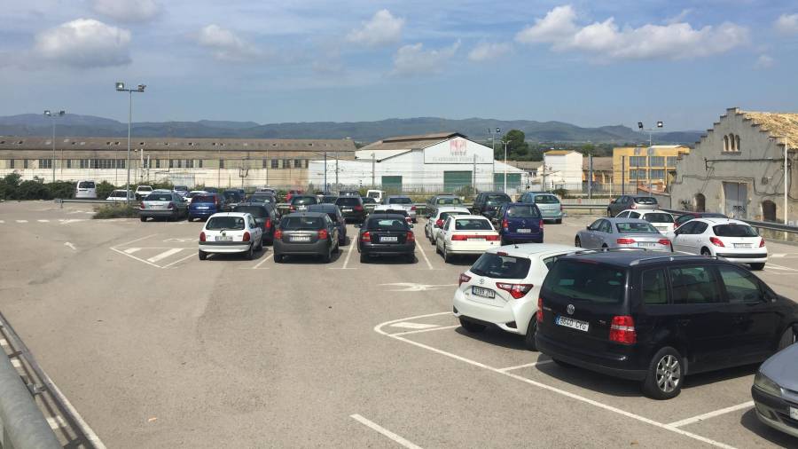 El aparcamiento junto a la estación de L'Arboç.